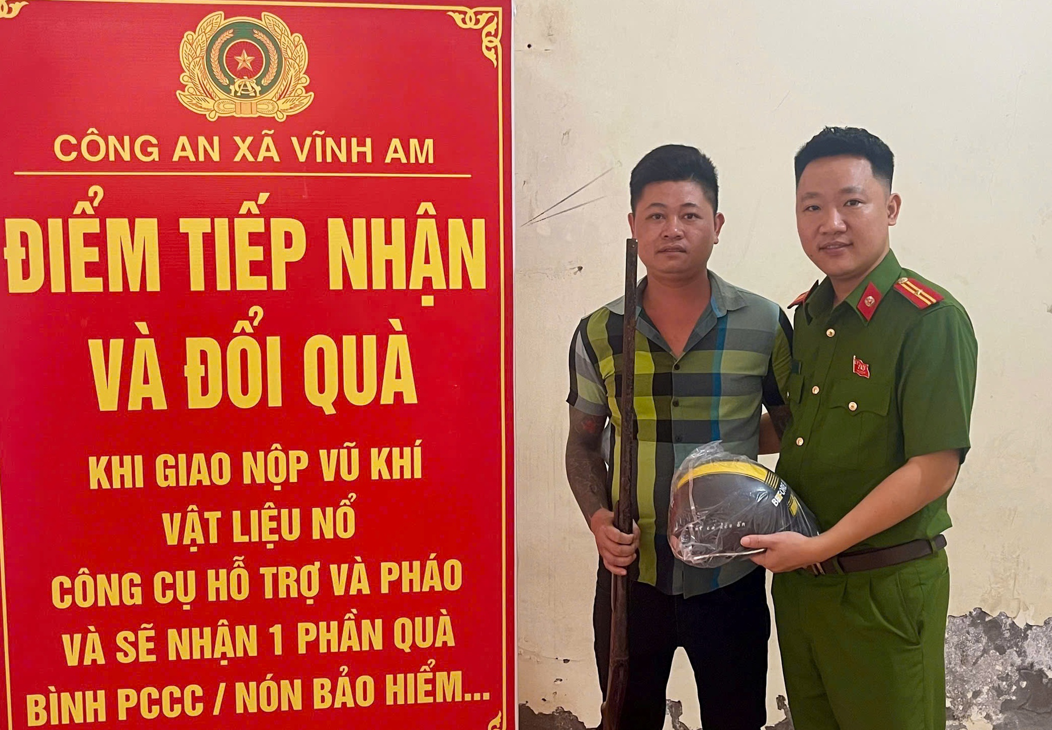 Công an xã Vĩnh Am: Tặng mũ bảo hiểm cho người dân giao nộp vũ khí, vật liệu nổ, công cụ hỗ trợ và pháo tự chế